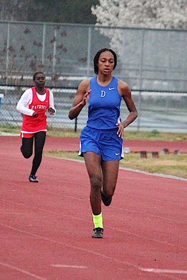 Darnesha Harris easily won her heat in the women's 400 meters.