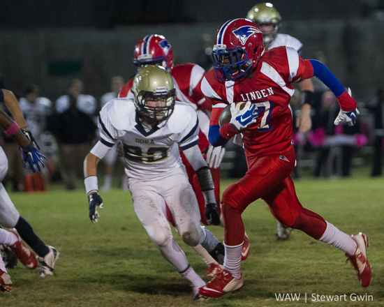 10-30-15 -- Linden, Ala. -- Linden's Dequan Charleston (7) runs the ball against Dora during the 2015 season. Linden will join Class 1A, Region 1 for the next two seasons alongside county rivals Marengo, A.L. Johnson and Sweet Water. (WAW | Stewart Gwin)
